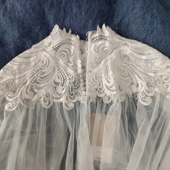 Preston Wedding Cape by Madioni - Picture 5 of 6